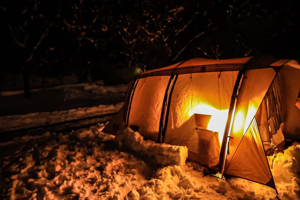 夜の雪中キャンプ