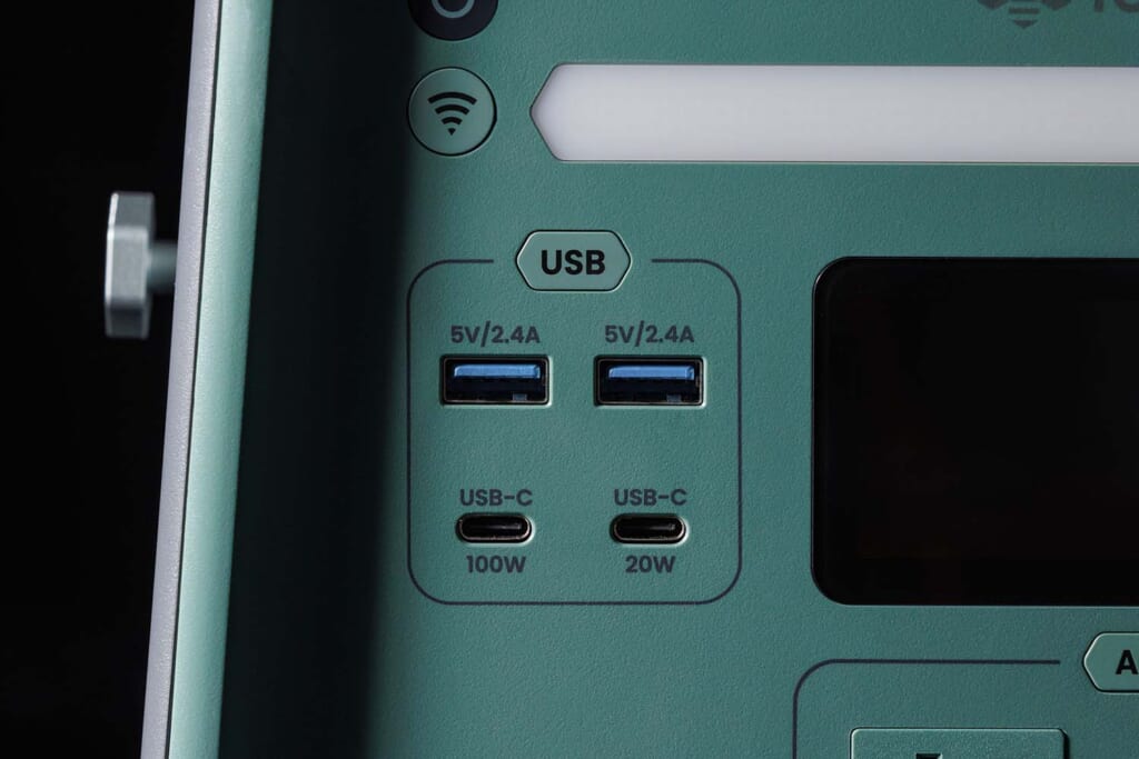 B300 SSTのUSB-AとUSB-Cの出力ポート