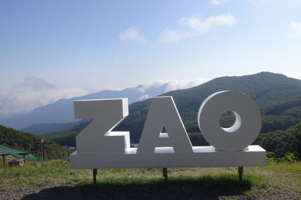 蔵王中央ロープウェイの山頂駅のZAOの看板