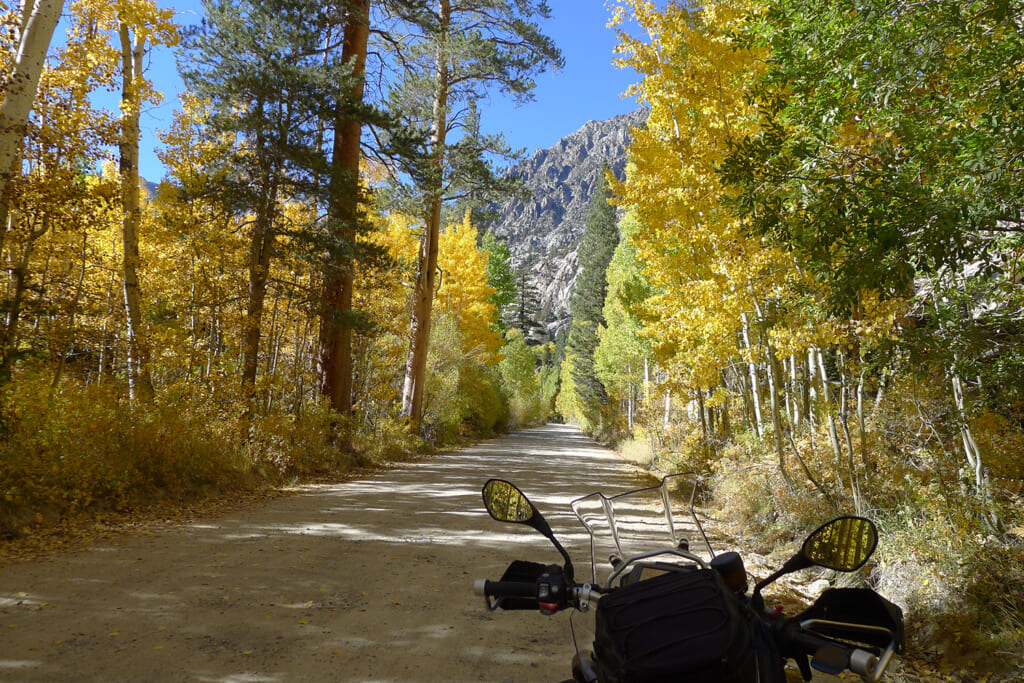 バイクとシエラネバダの紅葉