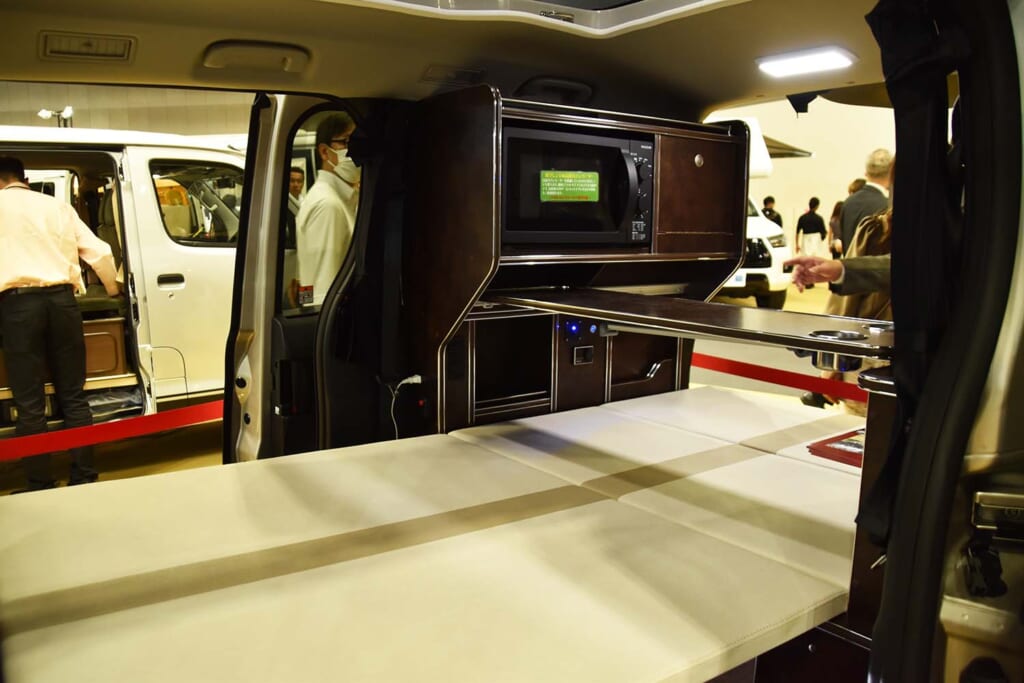 VanRevoのトヨタ・ノアベースの内装