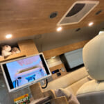 【画像】来場者から熱視線！　ペットと一緒に旅ができる可愛すぎで快適なバンコンバージョン 〜 画像1