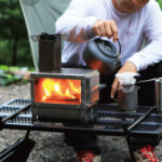 【画像】テーブルで薪ストーブを堪能！　調理にも便利で寒さ吹っ飛ぶ冬キャンプデビューにいかが 〜 画像1