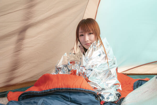 エマージェンシーシートに包まる女性