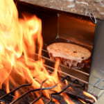 【画像】キャンプ飯、ついに新時代突入へ。焚火でピザまで焼ける「リフレクターオーブン」がスゴすぎる 〜 画像1