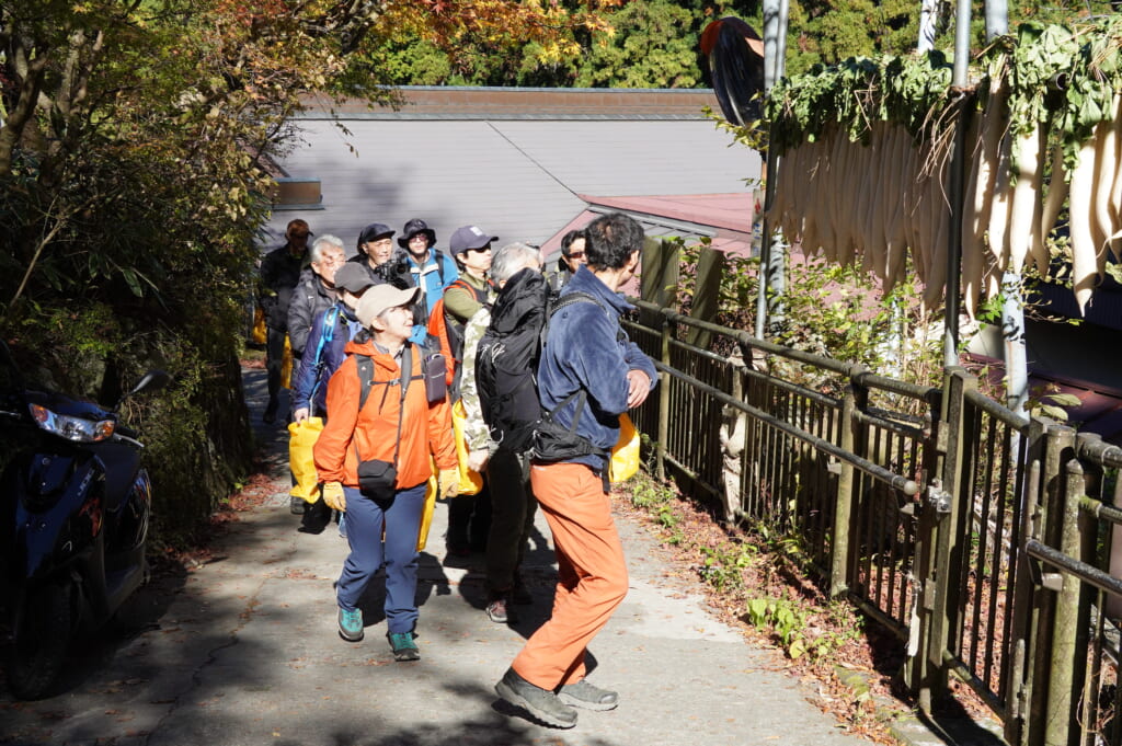 御岳の地で採れた大根の説明を受ける参加者