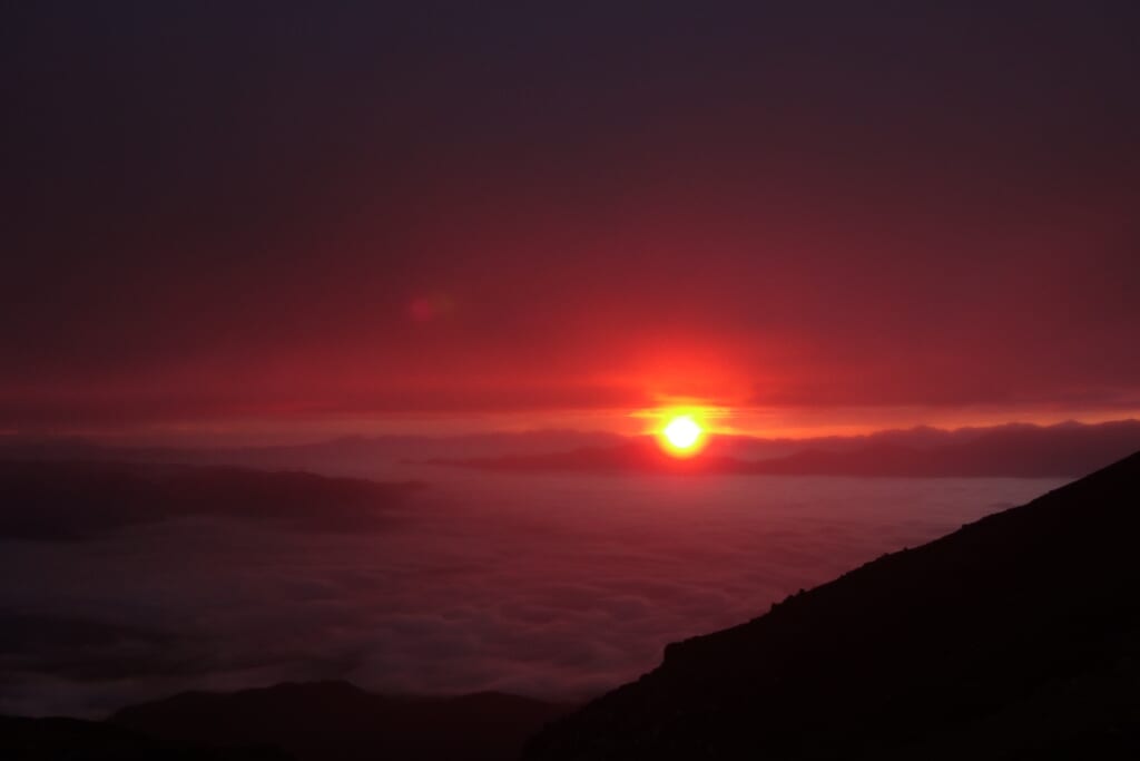 御嶽山から望む夕日