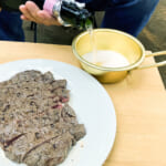 【画像】いずれも衝撃の「1000円台」！　激安のA5ランク国産牛とシャンパンで食らう「贅沢キャンプめし」 〜 画像1