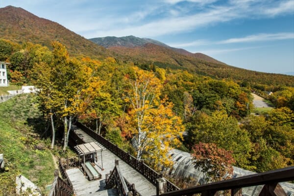 網張温泉キャンプ場の足湯と紅葉