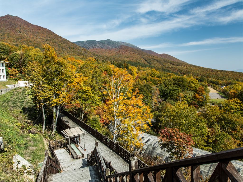 網張温泉キャンプ場の足湯と紅葉