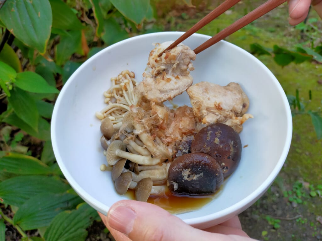 にんべんの「あとのせ鰹節が香る鍋つゆ あさりの旨み」