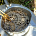 【画像】仕上げのかつお節で食欲マシマシ！　「かつお節専門店」のつゆを使ったお「手軽キャンプ鍋」レシピ２選 〜 画像1
