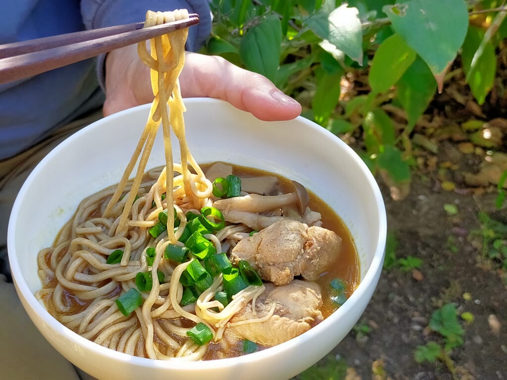 にんべんの「あとのせ鰹節が香る鍋つゆ あさりの旨み」