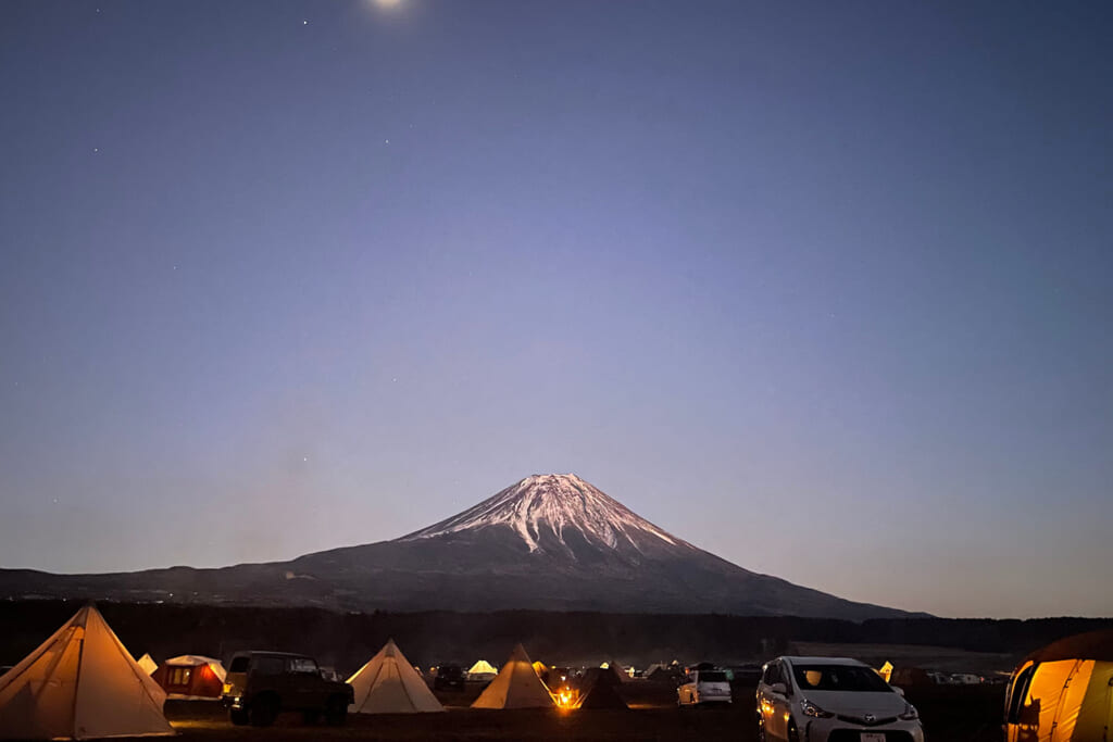 キャンプ場越しの富士山