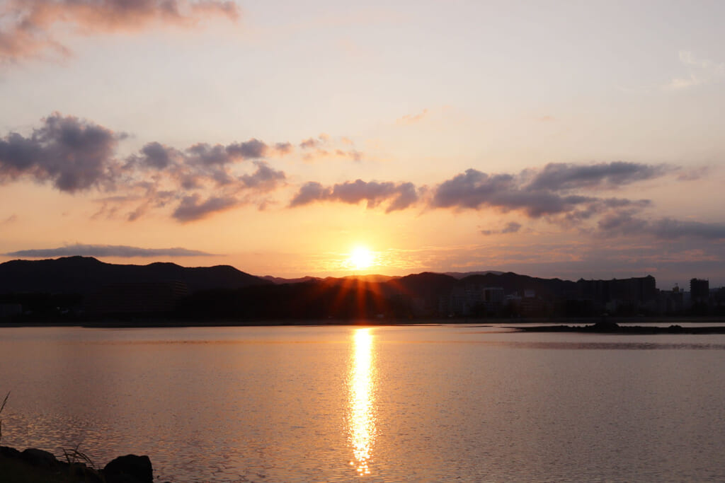 湖の畔から望む初日の出