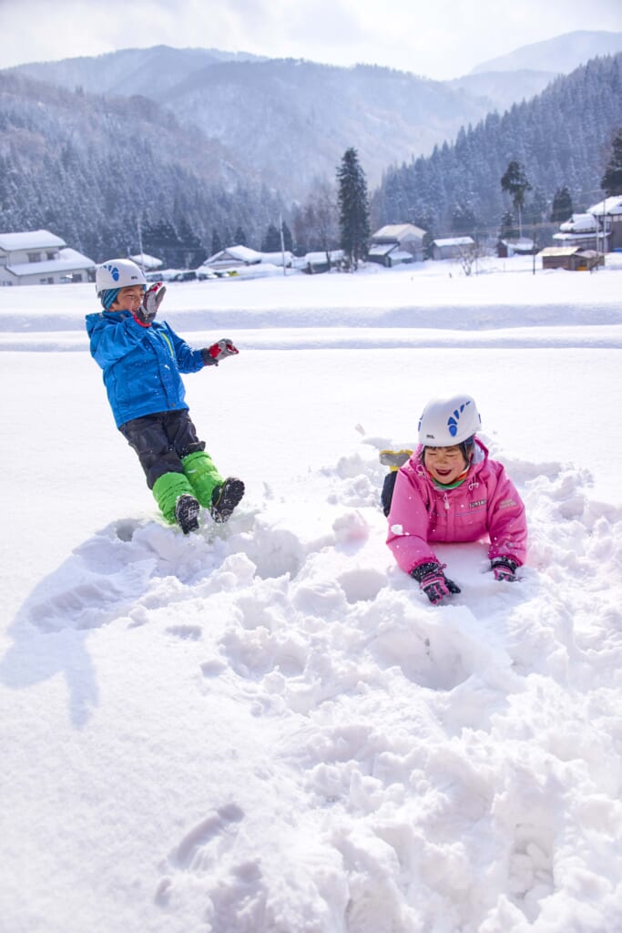 子ども雪遊び