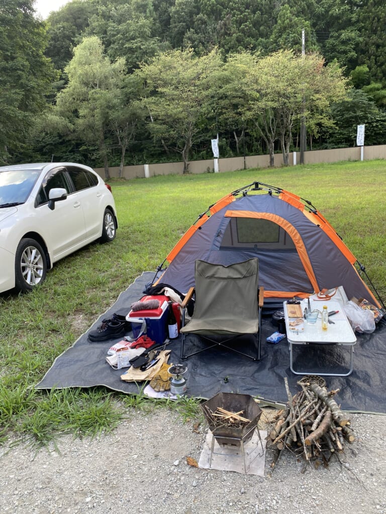 鳴子温泉キャンプ場のテント設営風景