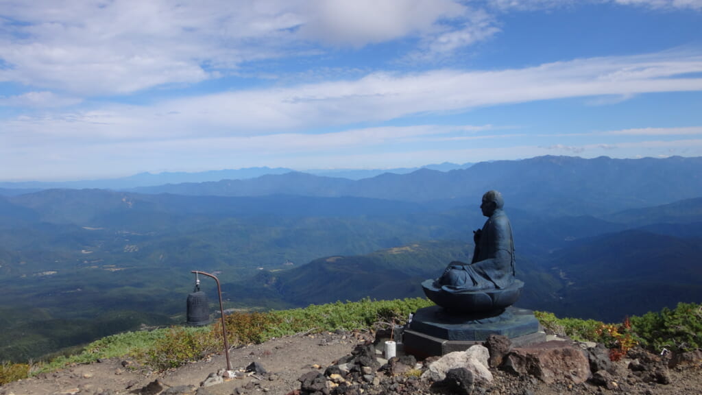 御嶽山黒沢口登山道の八合目を過ぎるとさえぎるもののない絶景が広がる