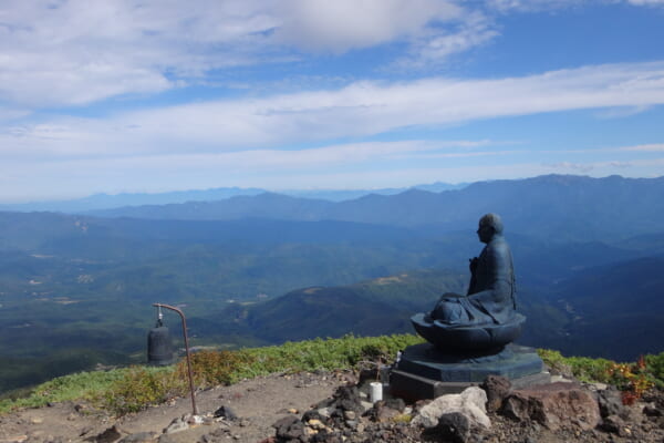 御嶽山黒沢口登山道の八合目を過ぎるとさえぎるもののない絶景が広がる