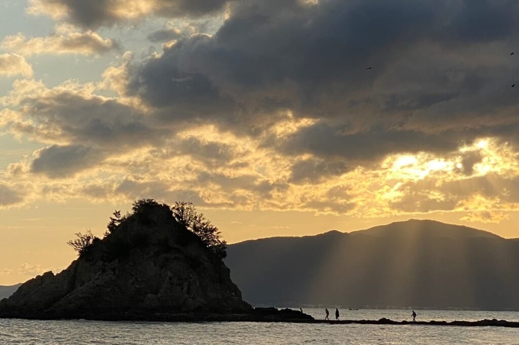 朝の光があたる女郎島