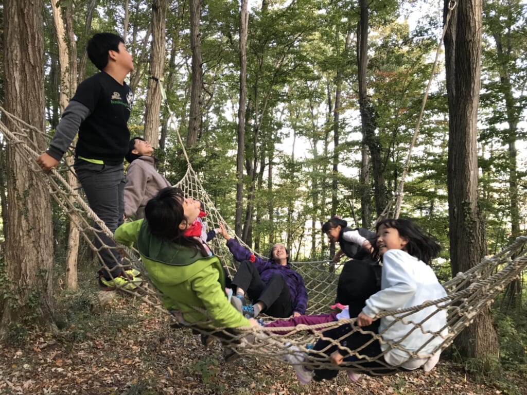 つちざわの森で子どもが森で遊んでいる