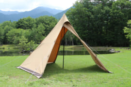 キャンプ場に建てられたワンポールテント