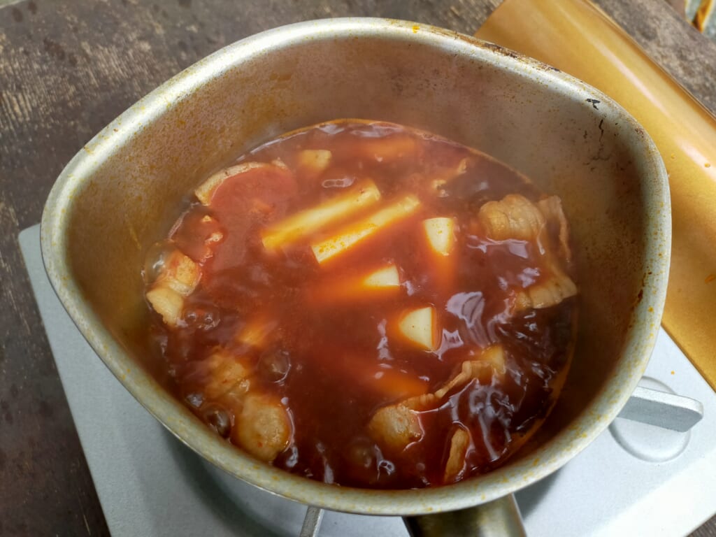 エバラ食品の「プチッと鍋 旨辛みそ鍋」を使った鍋の残りで作るトッポギ