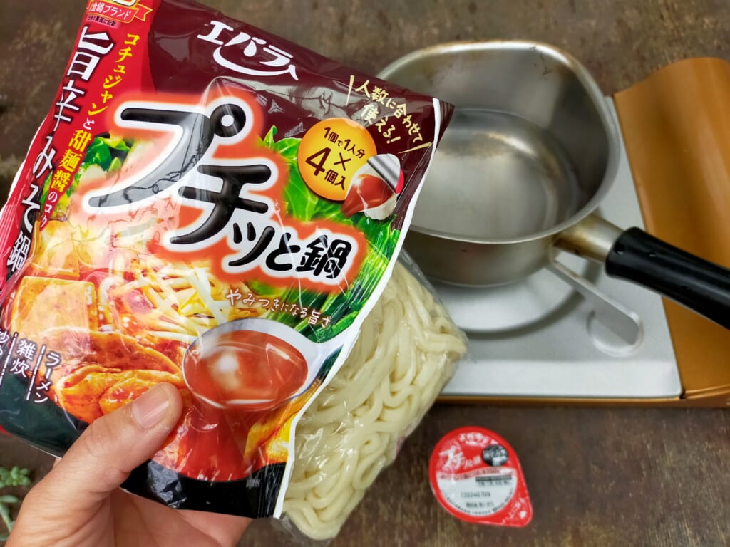 エバラ食品の「プチッと鍋 旨辛みそ鍋」を使ったキャンプ飯レシピ