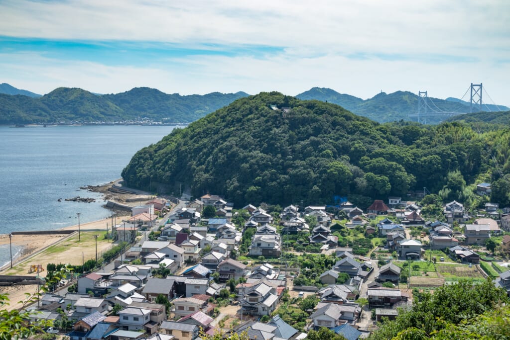 坂からの向島の街並み