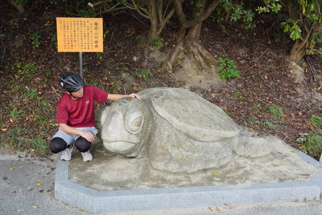 亀老山展望公園内の亀の石像