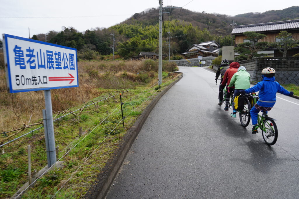 亀老交差点から丁字路までの道