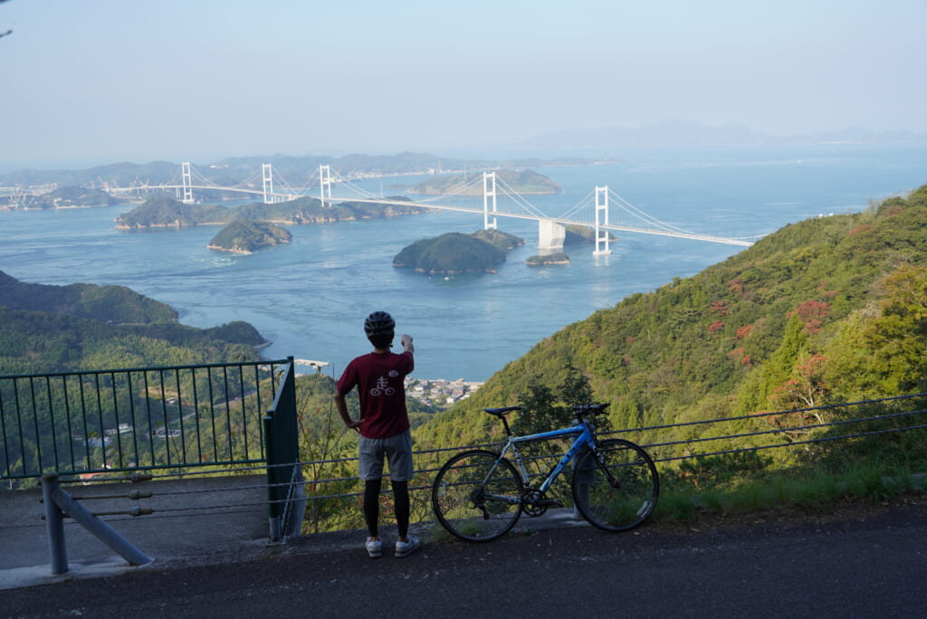 展望テラスで自転車と一緒に記念撮影