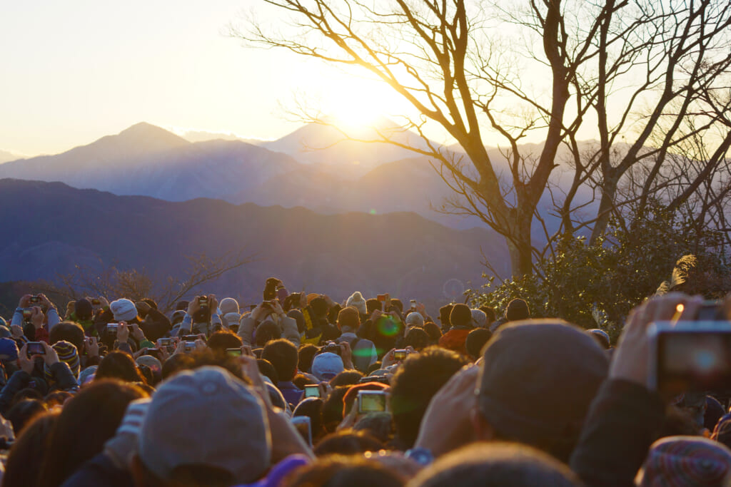 高尾山山頂からダイヤモンド富士を見る人々