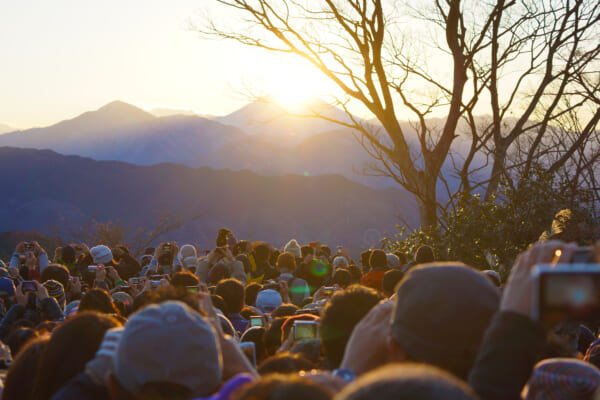 高尾山山頂からダイヤモンド富士を見る人々