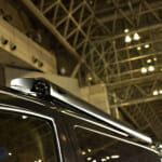 【画像】グロスブラックなら洗車OK！  クールなスタイリングに秘めたキャラバンの隠されたポテンシャルとは 〜 画像1