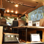【画像】グロスブラックなら洗車OK！  クールなスタイリングに秘めたキャラバンの隠されたポテンシャルとは 〜 画像1