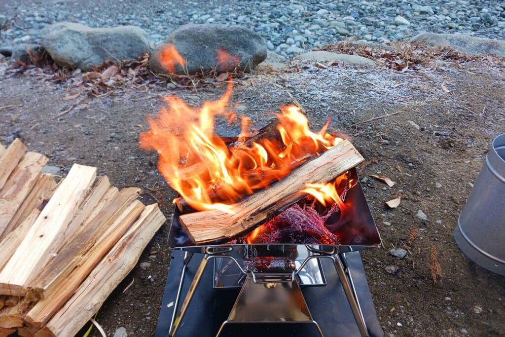 キャンプで暖がとれる焚き火