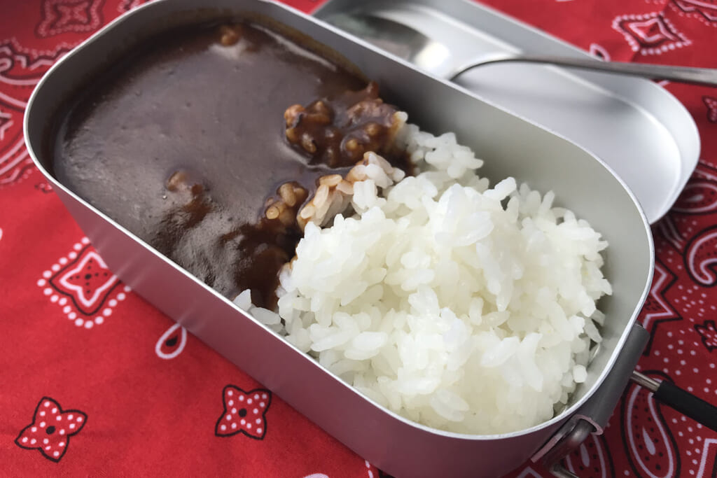 レトルトカレーのキャンプ飯