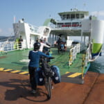 忠海港などでフェリーをバックに自転車