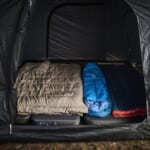 【画像】快適なキャンプ睡眠のための4つの必須アイテムとは？「コールマンに聞く！ 寝袋＆寝具の基礎知識」【vol.01  寝室の基本とレイヤード】 〜 画像1