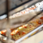 【画像】焚き火しながらピザが焼ける！　軽量コンパクトな「フェニックスグリル」の多機能ぶりに脱帽 〜 画像1