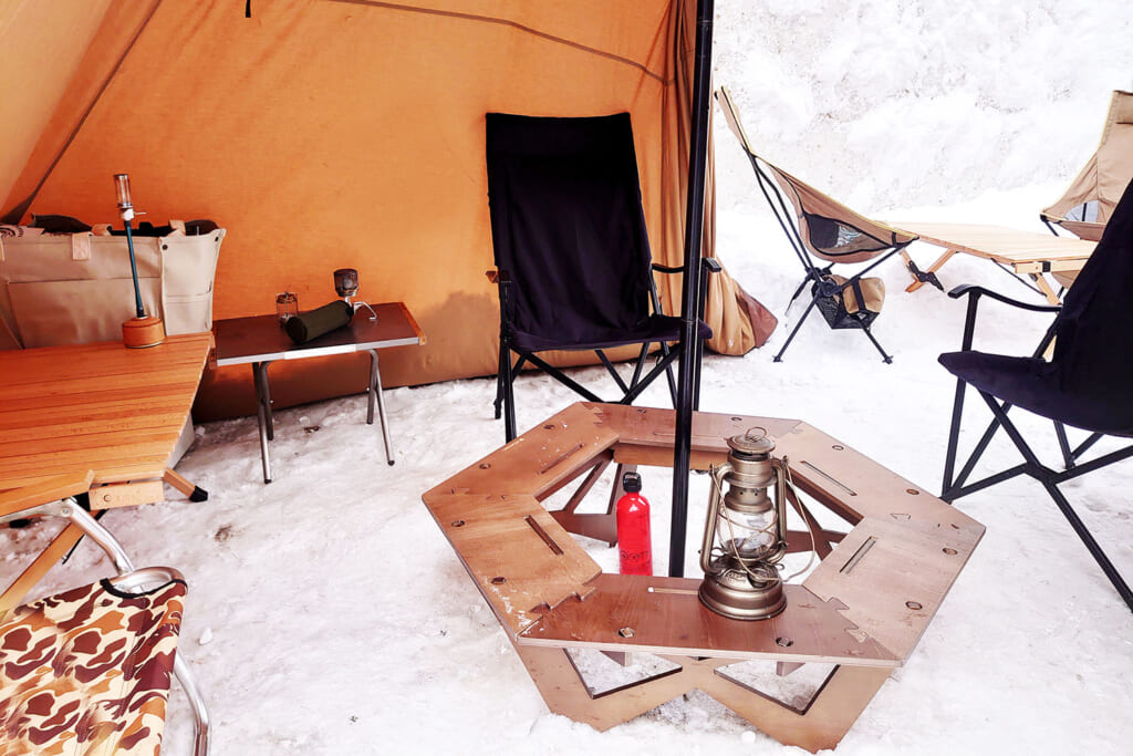 雪中キャンプのサイト設営