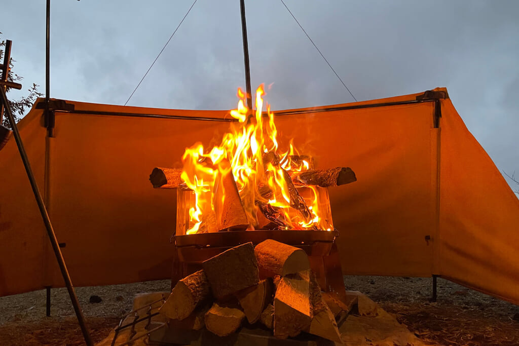 冬キャンプの風物詩の焚き火