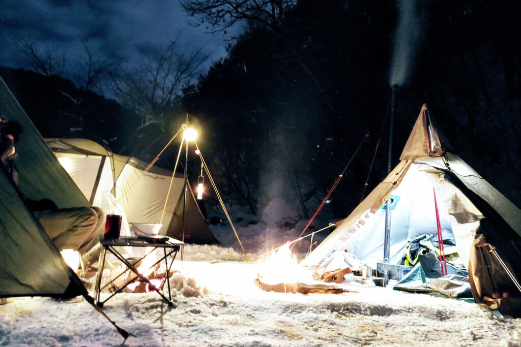 夜間の雪中キャンプ