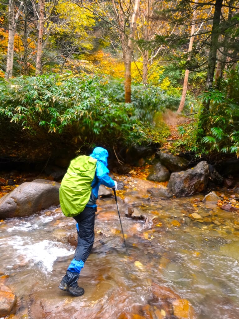 安比温泉までの道のりの川石を渡る