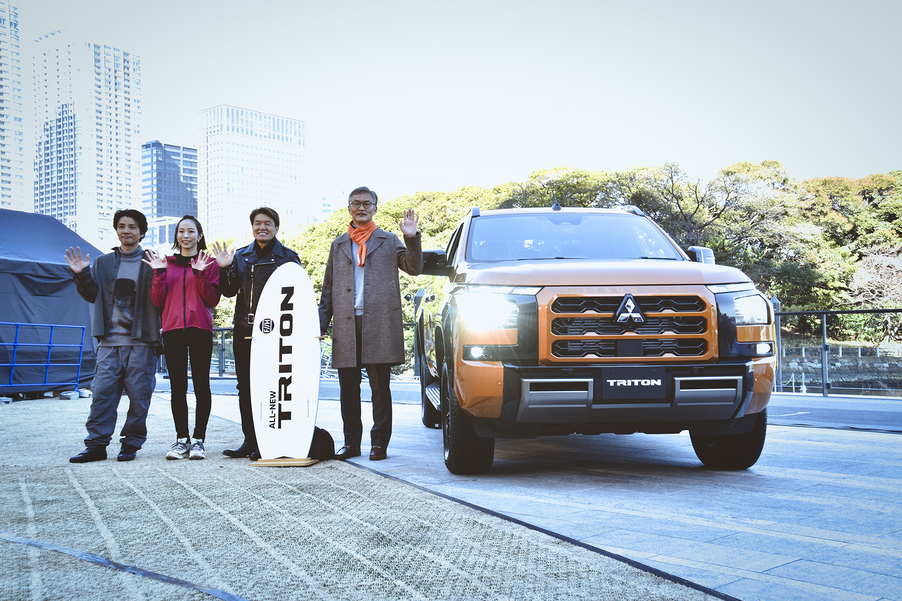 トラントンと記念写真を撮る（右から）中村三菱自動車副社長、タレントのヒロミさん、プロフリークライマーの野口さん、BMXライダーの内野さん