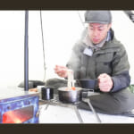【画像】「薪ストーブ」で最高のコーヒーを淹れる！　「雪中キャンプ」のとある朝をのぞき見 〜 画像1