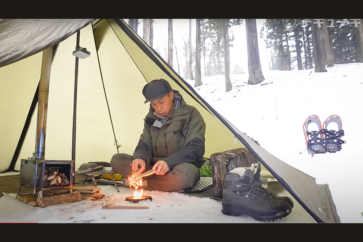 雪中キャンプでフェザースティックを作り火をおこしているところ