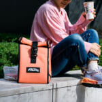 【画像】アウトドアから日常のシーンでも使いやすい！　「AO Coolers」のランチクーラーに新色コーラルが登場 〜 画像1