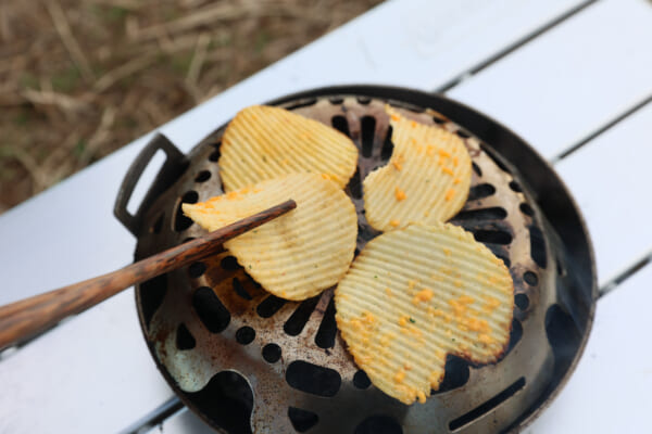 コンパクト七輪「ひとり酒」でピザポテトを炙る